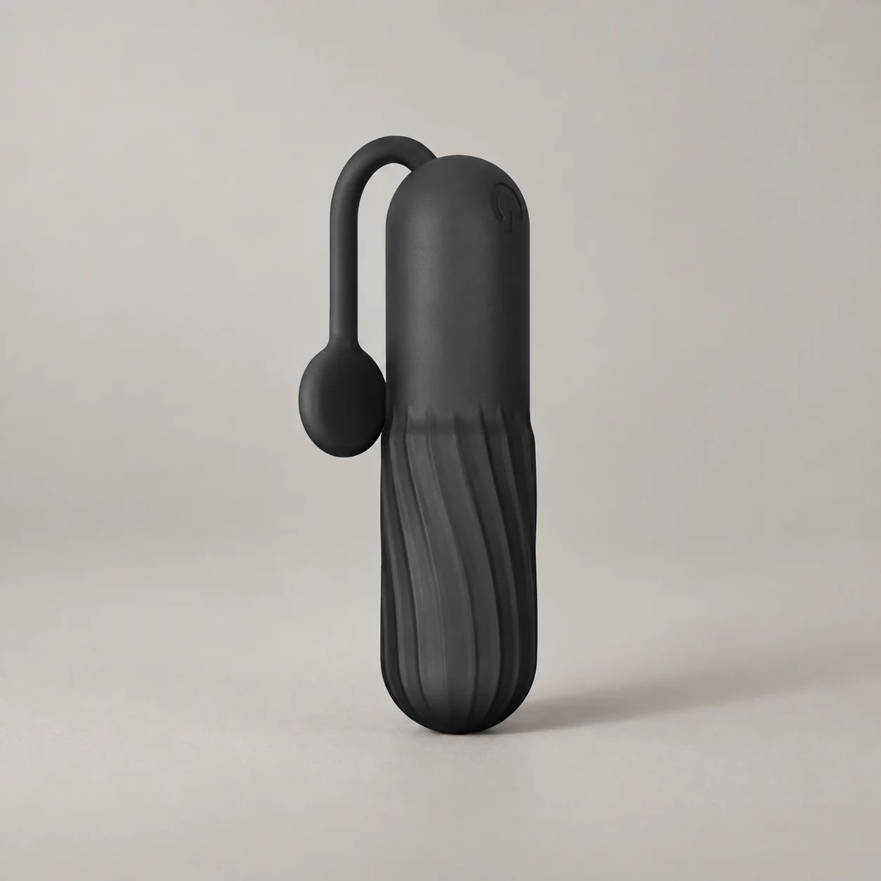 口袋迷你按摩器的 AI 商品展示圖